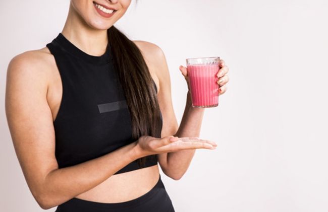 mujer-tomando-jugo-morado